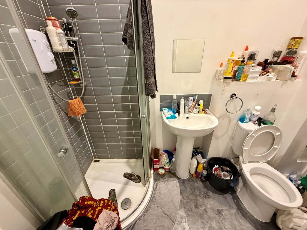 Lot: 116 - FOUR-BEDROOM HOUSE OF MULTIPLE OCCUPATION - Room two - En-suite shower room with W.C.